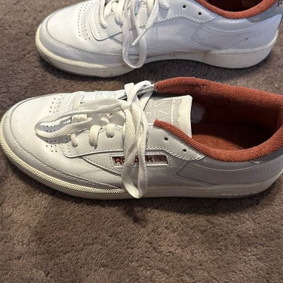 Woman’s Reebok Tennis Shoes Barely Warn-The Athelet’s Shoe! - Picture 4 of 10